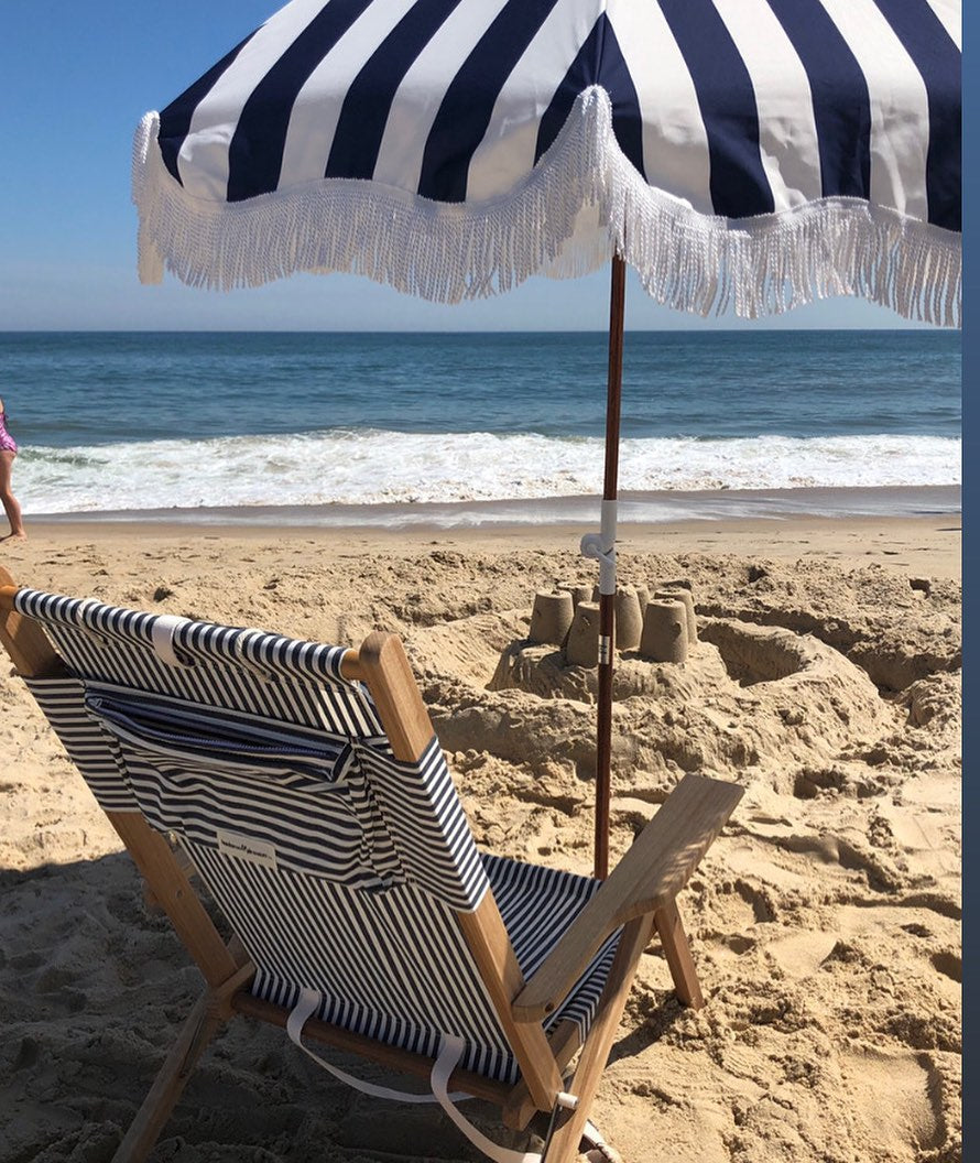 Sonnenschirm mit Fransen für den Urlaub – Crew Navy Stripe | Business &amp; Pleasure Co.